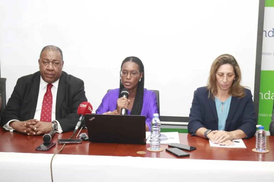 Academia BAI, administradora executiva, Chissola Agostinho, com outros membros da direcção da Fundação