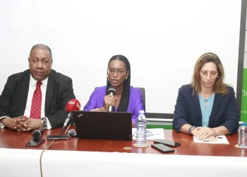 Academia BAI, administradora executiva, Chissola Agostinho, com outros membros da direcção da Fundação