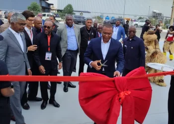 Ministro de Estado para a Coordenação Económica, José Lima Massano e o ministro dos Transportes, Ricardo Viegas d’Abreu, na inauguração da fábrica de montagem de automóveis do Grupo OPAIA na ZEE, na província de Icolo,e Bento