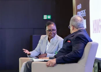 Quinta edição do debate Economia 100 Makas do economista e jornalista Carlos Rosado de Carvalho com a ministra das Finanças, Vera Daves de Sousa
