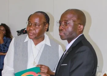 A reitora da Universidade Católica, irmã doutora Maria da Assunção e o administrador da Friburge, Pedro Mahinga