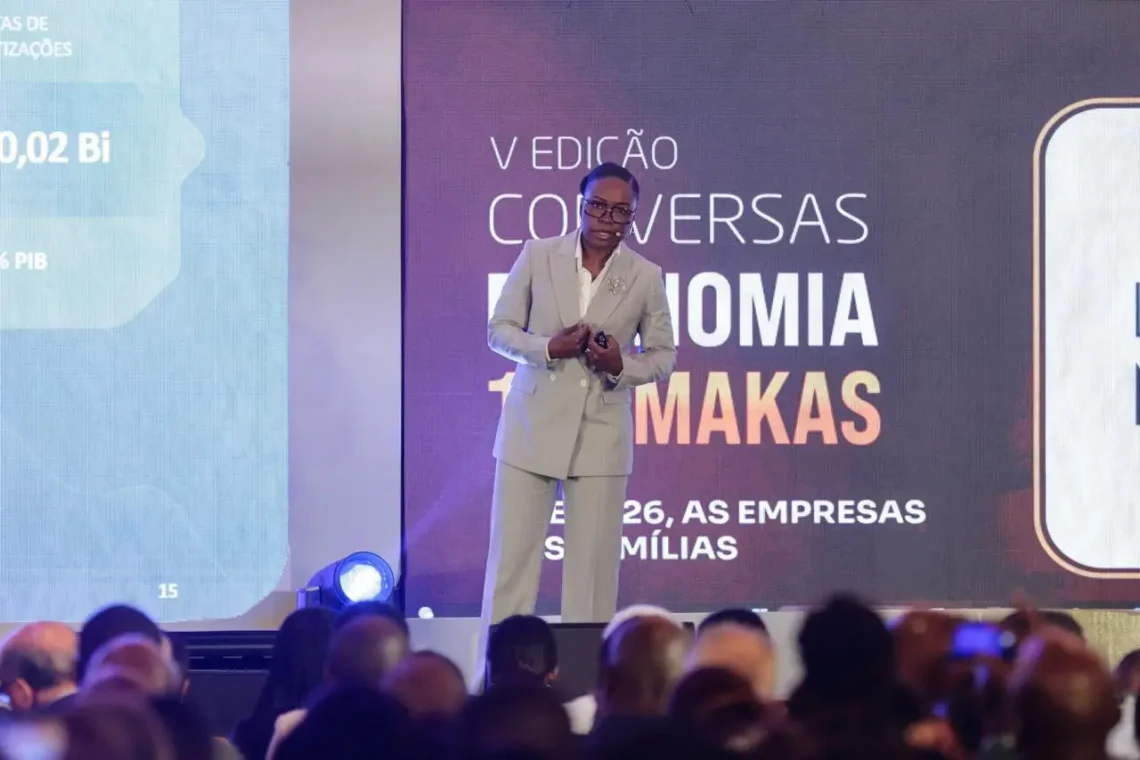 Ministra das Finanças, Vera Daves de Sousa, na V Edição do programa Conversas 100 Makas