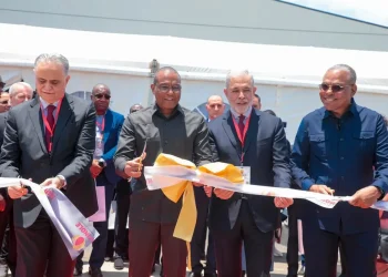 Inauguração da fábrica de óleo alimentar, em Luanda