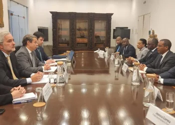 Encontro das delegações de Angola e Portugal