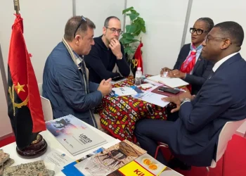 Bambina da Silva, embaixadora de Angola em Espanha, em reunião comempresários locais na IMEX