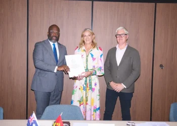 O embaixador Luvualo de Carvalho com empresários australianos