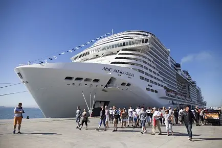 Navio de cruzeiro no Porto de Luanda